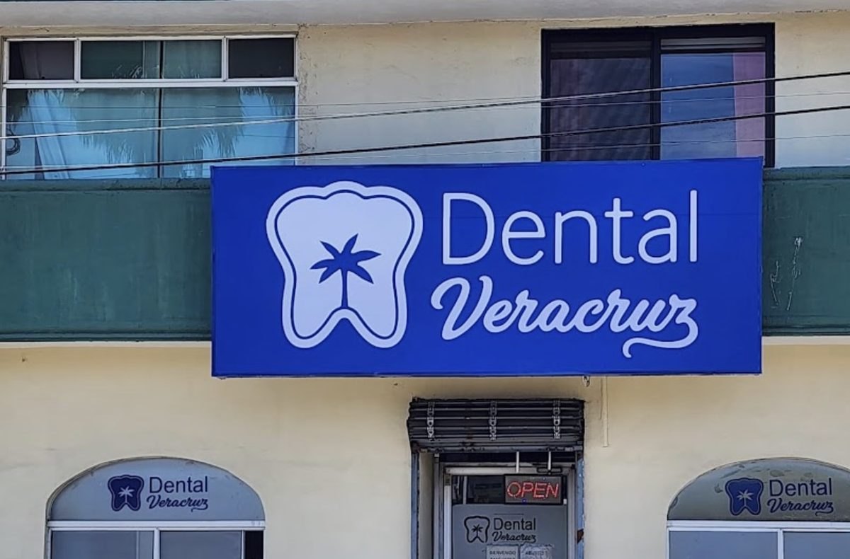 Fachada de Dental Veracruz en Col. Libertad, Tijuana, esquina con Blvd. Cuauhtémoc